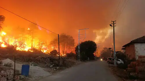 Antalya Aksu'da orman yangını: 1 ev yandı, çok sayıda kişi tahliye edildi
