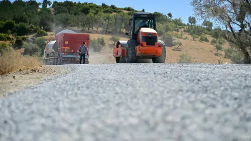 Manisa Büyükşehir’den 2 İlçenin 10 Mahallesine Ulaşım Sağlayan Yola Asfalt