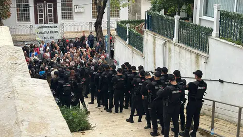 Adalar'da AK Parti'ye oy veren 3 CHP'li polis eşliğinde ayrıldı