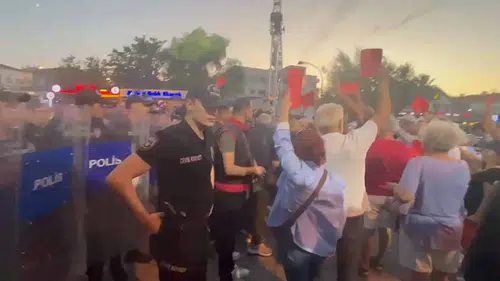 Foça'da AK Parti'ye geçen belediye başkanı kırmızı kartla protesto edildi