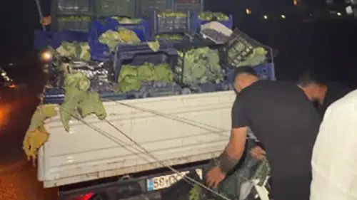 İzmir'de yola dökülen meyve ve sebzeler için vatandaşlar seferber oldu