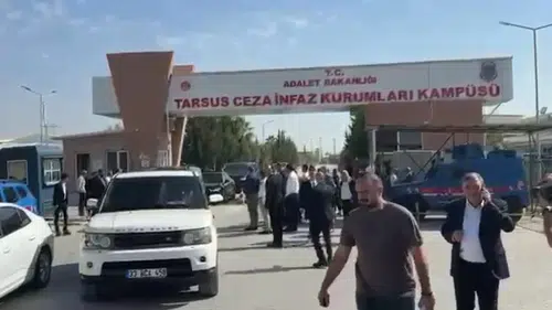 Özgür Özel, tutuklu belediye başkanlarını Tarsus Cezaevi'nde ziyaret etti