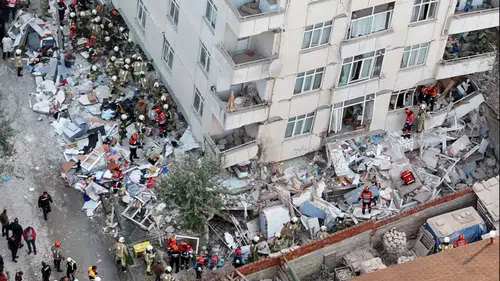 Maltepe'de 7 katlı bina çöktü: 5 kişi kurtarıldı, arama çalışmaları sürüyor