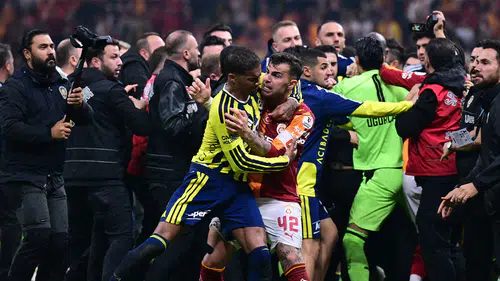 Galatasaray-Fenerbahçe derbisinde Bardakcı ve Brown tedbirli sevk edildi