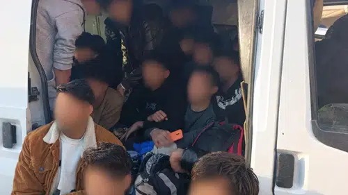 İzmir'de durdurulan araçtan 34 düzensiz göçmen çıktı