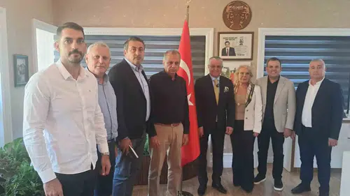 Kemer Belediye Başkanı Necati Topaloğlu ve 8 meclis üyesi CHP'den istifa etti