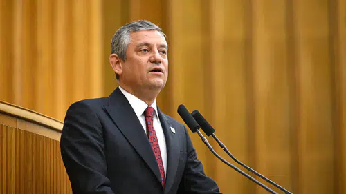 Özgür Özel, tutuklu ve ev hapsindeki gazetecilerle dayanışma için görüştü
