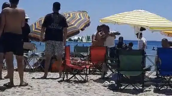 İzmir'in ünlü plajında şemsiye kavgası cep telefonuna yansıdı