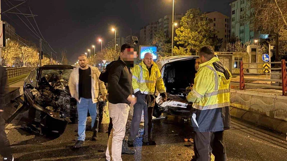 Kaza yapan ehliyetsiz ve alkollü sürücüyü, polis tedaviye ikna etti