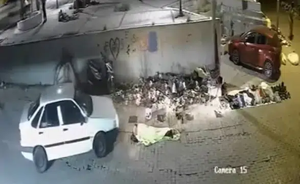Kaldırımda uyuyanı fark etmedi, üzerinden otomobille geçti: O anlar kamerada