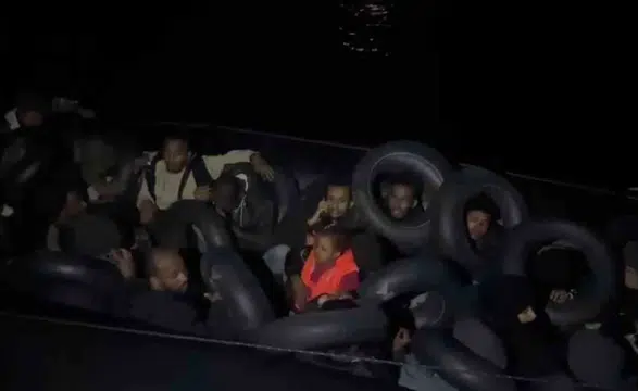 Karaburun açıklarında sürüklenen lastik bottaki 31 göçmen kurtarıldı