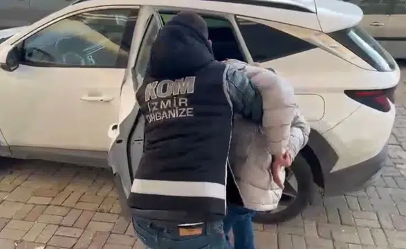 İzmir'de düzenlenen operasyonda 40 gözaltı, 10 tutuklama ve çok sayıda silah ele geçirildi