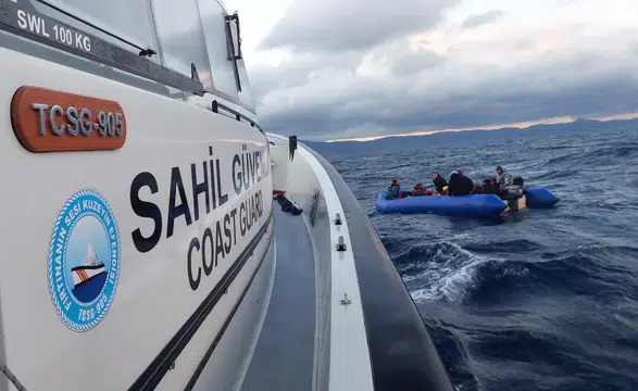 Sahil Güvenlik İzmir açıklarında 34 düzensiz göçmen yakaladı