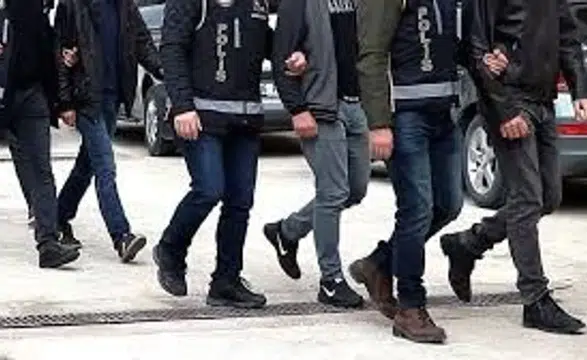 Polis frekansını dinleyen şüphelilerin evinden çıkanlar pes dedirtti
