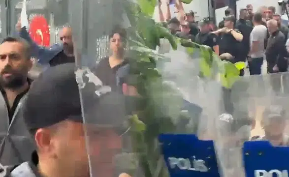 Bakanlık önünde görüşme talebine polis kalkanıyla müdahale edildi