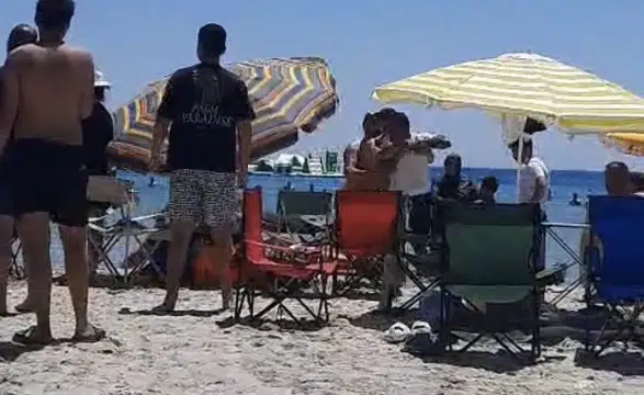 İzmir'in ünlü plajında şemsiye kavgası cep telefonuna yansıdı