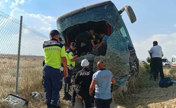 Niğde otoyolunda yolcu otobüsü yoldan çıktı: Yaralılar var