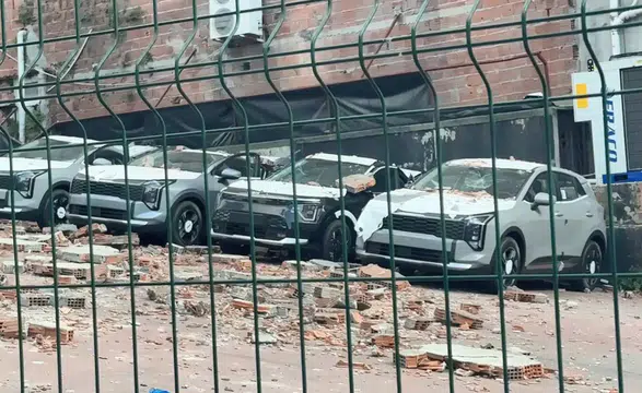 Kağıthane'de duvarın çökmesi 12 sıfır araçta 30 milyon liralık hasara yol açtı