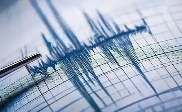 İzmir Karaburun açıklarında 3.7 büyüklüğünde deprem meydana geldi