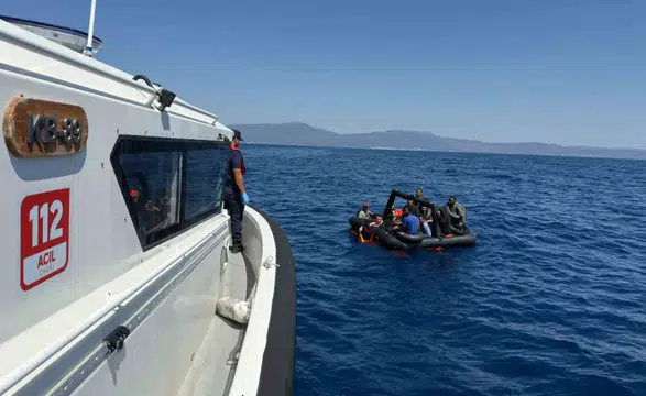 Yunanistan tarafından geri itilen 57 düzensiz göçmen İzmir'de kurtarıldı