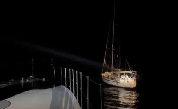 Urla açıklarında yelkenli teknede 11 düzensiz göçmen ve 2 kaçakçı yakalandı