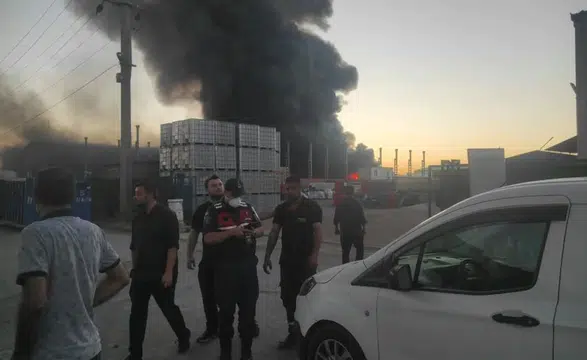 Bolu'da geri dönüşüm deposunda yangın: Patlama sesleri geliyor