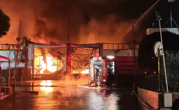 Manisa'daki İnci Akü fabrikasında yangın çıktı