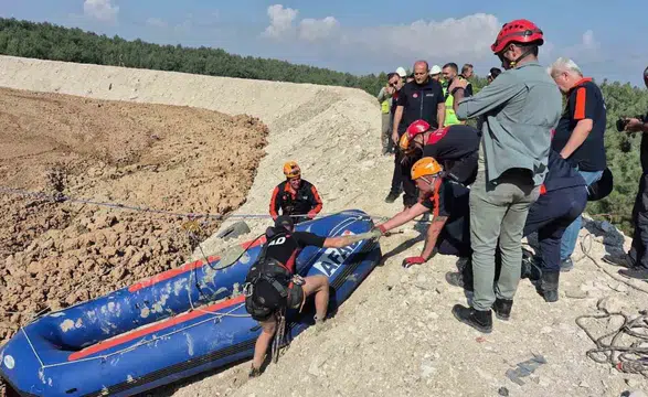 Buca'daki çamur havuzuna düşen köpek AFAD ve itfaiye ekiplerince kurtarıldı