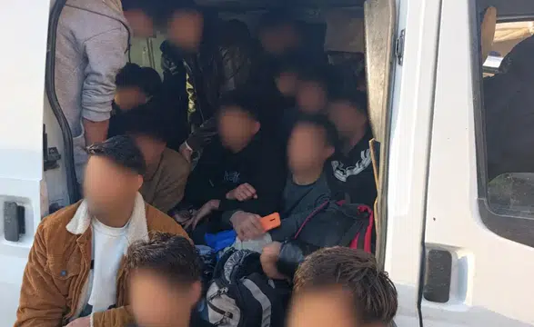 İzmir'de durdurulan araçtan 34 düzensiz göçmen çıktı