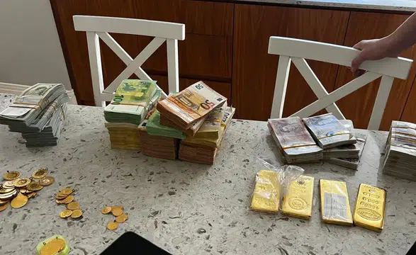 Mersin'deki yolsuzluk soruşturmasında şüphelinin evinden yüklü miktarda altın ve döviz çıktı