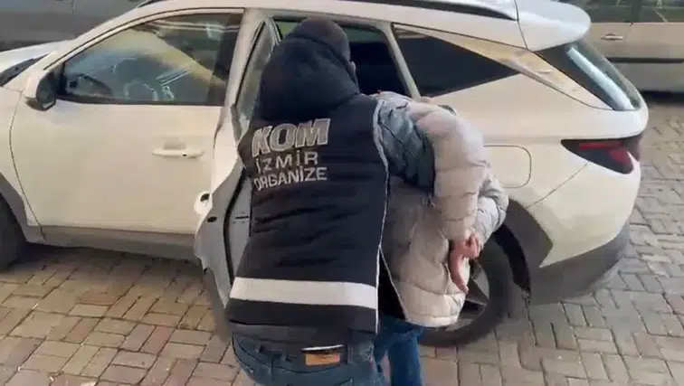 İzmir'de düzenlenen operasyonda 40 gözaltı, 10 tutuklama ve çok sayıda silah ele geçirildi