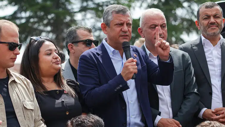 Özgür Özel: 'CHP'yi elimizden almak, iktidar yürüyüşümüzü durdurmak istiyorlar'