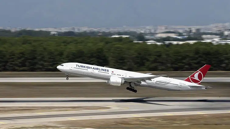 THY uçağı Antalya'da radar direğine temas etti
