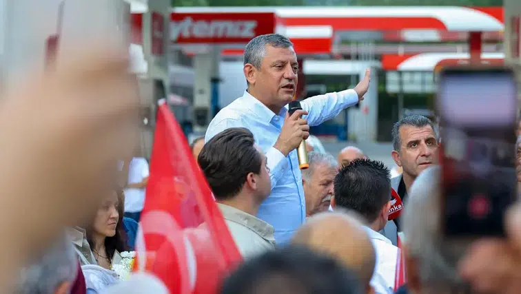 Özgür Özel Zonguldak'ta bankın üzerinden seslendi: Bu gemi iktidara taşınacak