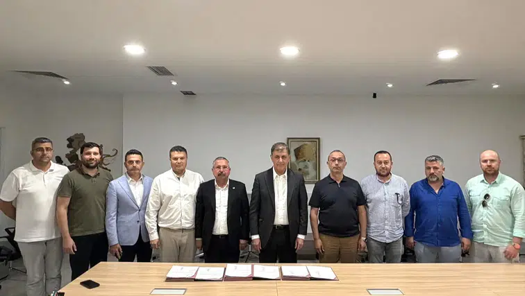 İzmir Büyükşehir Belediyesi 3 bin 300 çalışanı kapsayan toplu iş sözleşmesini imzaladı