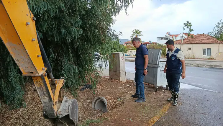 Ekipler yağmura karşı sahada