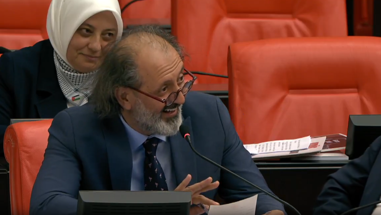 AK Partili Hacıoğulları'nın Meclis'te İzmir Marşı mırıldanması muhalefetten tepki aldı