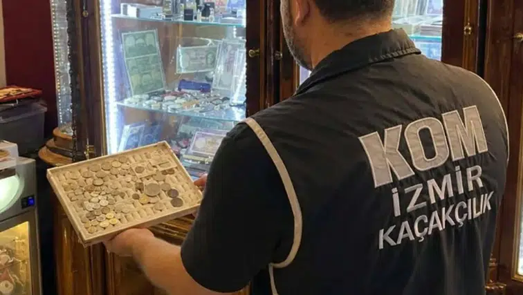 İzmir Konak'ta iş yerine operasyon: 672 sikke ele geçirildi
