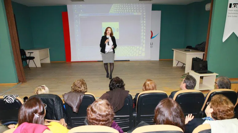 BAYRAKLILI KADINLARA YURTTAŞLIK EĞİTİMİ