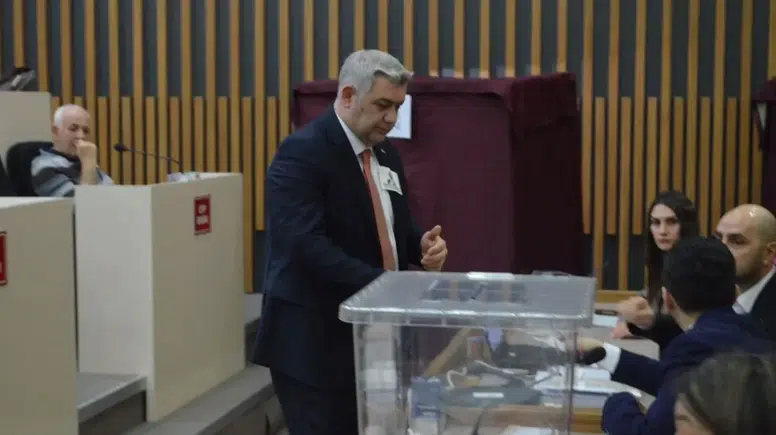 Görevden uzaklaştırılan Tanju Özcan’ın yerine yeni başkanvekili seçildi