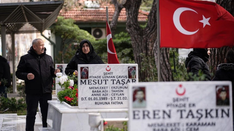 İzmir'de şehit aileleri bayramda yakınlarının kabirlerini ziyaret etti