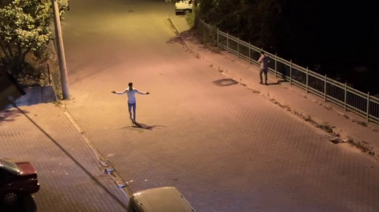 Zonguldak'ta inşaat işçisi gencin gece vakti sokakta söylediği şarkı viral oldu