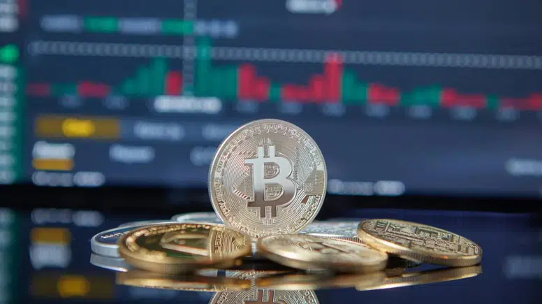 Bitcoin ETF'lerindeki rekor çıkış, fiyatı yüzde 17 düşürdü