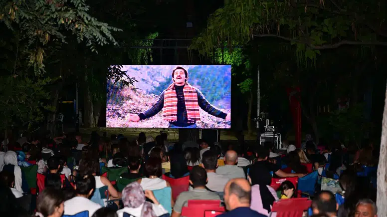 Açık Hava Sinema Geceleri Manisalılara Nostalji Rüzgârı Estiriyor