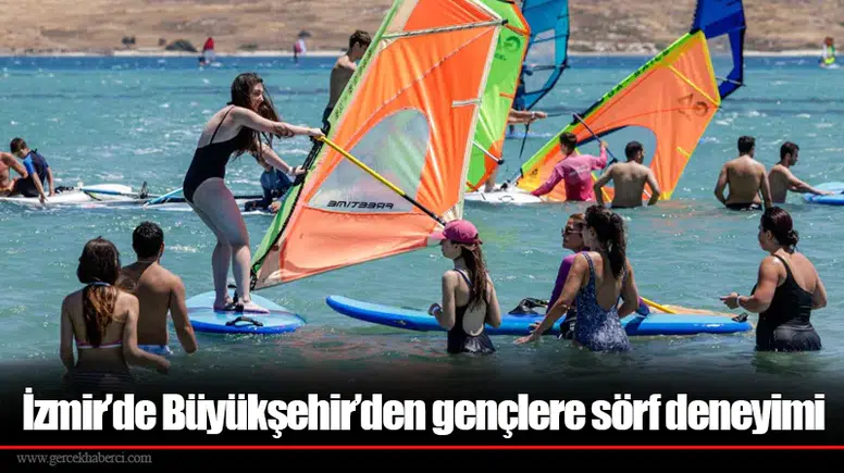 İzmir’de Büyükşehir’den gençlere sörf deneyimi
