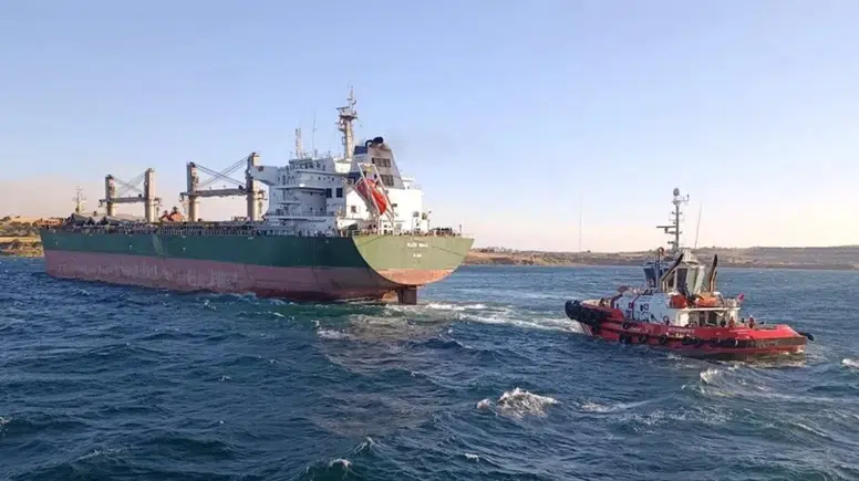Çanakkale Boğazı'nda makine arızası yapan dev yük gemisi karaya oturdu