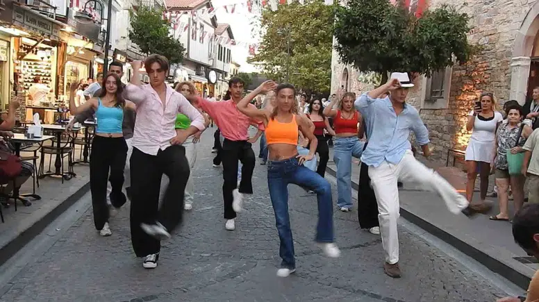 İzmir Aşkına Derneği, Çeşme Festivali'nde flashmob gösterisiyle büyük beğeni topladı