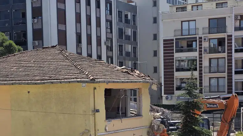 Aliağa’da 54 yıllık Atatürk Ortaokulu deprem yönetmeliği nedeniyle yıkıldı