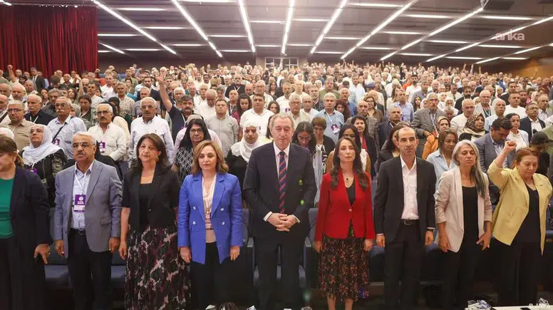 Dem Parti'de Bakırhan ve Hatimoğulları oy birliğiyle yeniden eş genel başkan seçildi