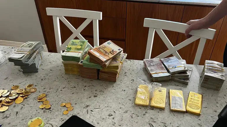 Mersin'deki yolsuzluk soruşturmasında şüphelinin evinden yüklü miktarda altın ve döviz çıktı